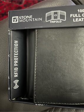 Stone Mountain Accessories Black Trifold Leather Wallet with RFID